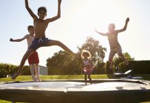 Trampoline in jouw tuin? Zo maak je hem veilig! trampoline met kinderen