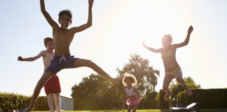 Trampoline in jouw tuin? Zo maak je hem veilig! trampoline met kinderen