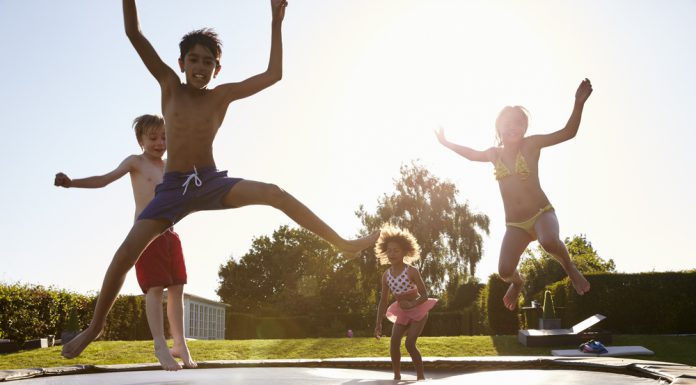 Trampoline in jouw tuin? Zo maak je hem veilig! trampoline met kinderen