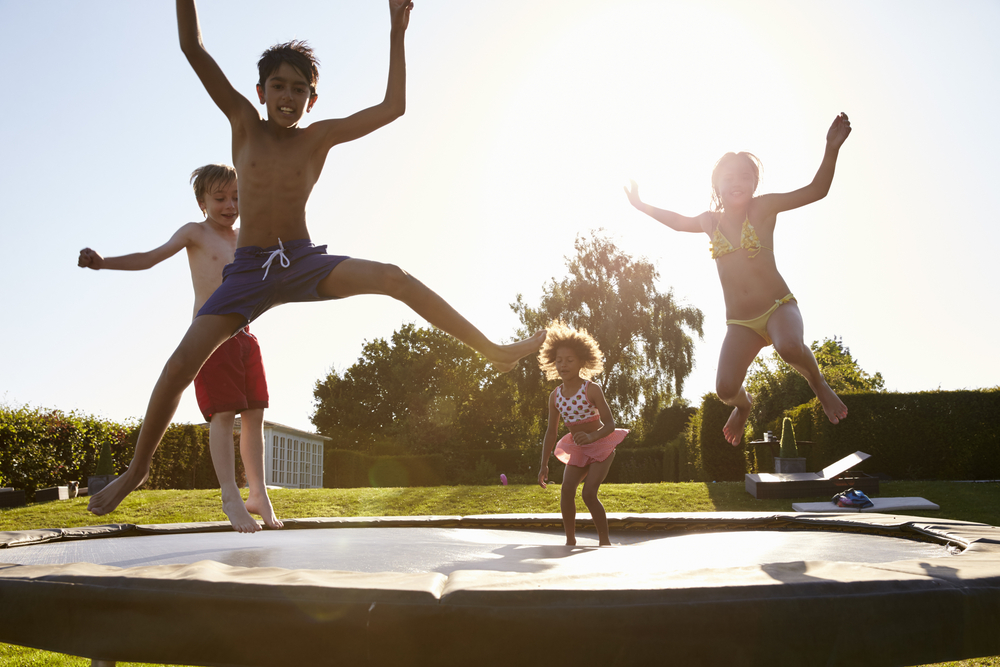 trampoline met kinderen