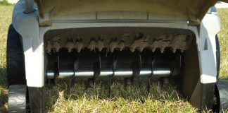 Verticuteer jouw gazon in het voorjaar! gras verticuteren