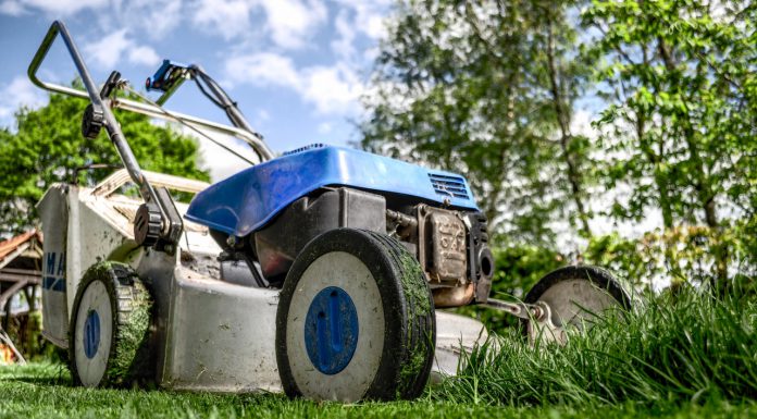Tuinklussen: zelf uitvoeren of laten doen? grasmaaier
