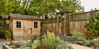 De toegang mag soms breder tuinhuis in tuin