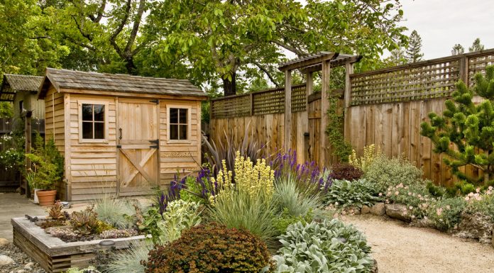 De toegang mag soms breder tuinhuis in tuin