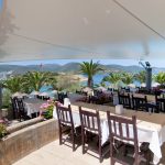 Een schaduwdoek in plaats van een parasol schaduwdoek op terras