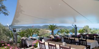 Een schaduwdoek in plaats van een parasol schaduwdoek op terras