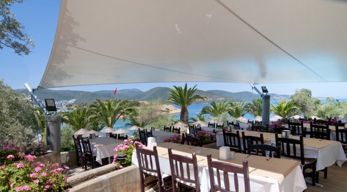 Een schaduwdoek in plaats van een parasol schaduwdoek op terras