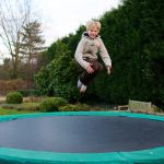 Een kindvriendelijke tuin ontwerpen trampoline in de tuin