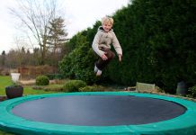 Een kindvriendelijke tuin ontwerpen trampoline in de tuin