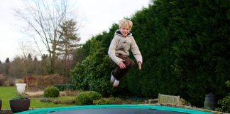 Een kindvriendelijke tuin ontwerpen trampoline in de tuin