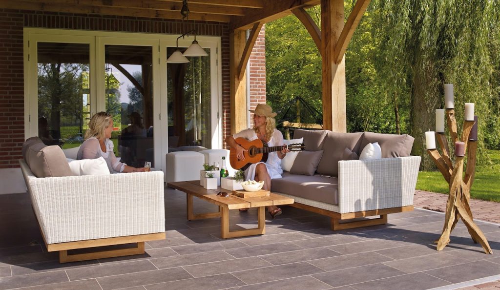 vrouwen in de tuin op een loungeset