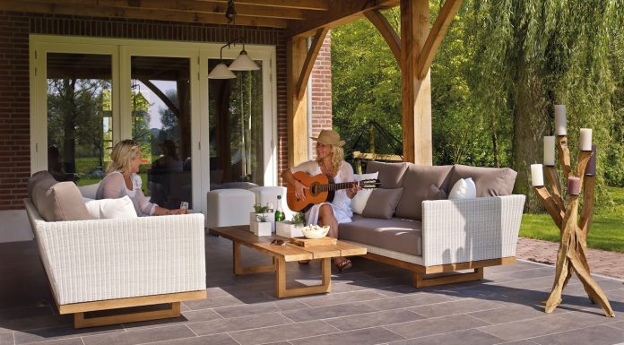 Buitenleven op zijn beste: ontdek hoe jouw tuin optimaal benut vrouwen in de tuin op een loungeset